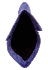 Bottine en daim violet avec revers plié, vue de dessus montrant une large ouverture et un bout pointu.