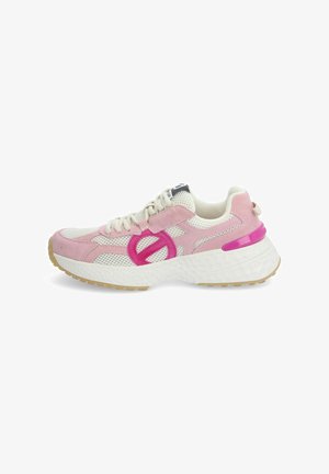 Baskets de sport roses et blanches avec tige en mesh, accents en suède, un détail de logo circulaire et semelle en caoutchouc texturé pour une meilleure adhérence.