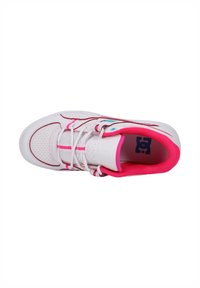 Zapatilla blanca con acentos rosas, que cuenta con una parte superior texturizada, diseño con cordones, secciones perforadas y un cuello acolchado para mayor comodidad.