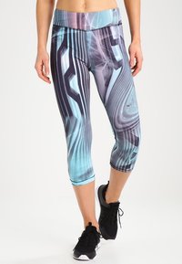 Leggings tres cuartos con un patrón abstracto en tonos de azul y negro. Fabricados con un material elástico y con una cinturilla ancha y ajustada.