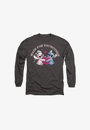Langärmliges, dunkelgraues Shirt mit Cartoonfiguren in Pink und Blau, die ein pinkes Herz halten, mit dem Text "FÜR EINANDER GEMACHT" darüber.