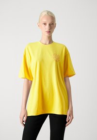 Edwin MUSIC CHANNEL UNISEX - Nyomott mintás póló - lemon chrome
