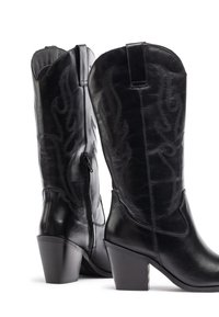 Stivali da cowboy in pelle nera con cuciture decorative, tacchi inclinati e cerniere laterali. Texture liscia con una finitura lucida.
