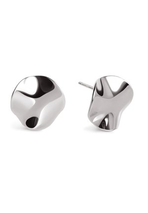 Paar glänzende silberfarbene Ohrstecker unregelmäßiger Form mit glatten, reflektierenden Oberflächen und kurzem Stecker zum Befestigen.