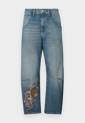 Lichtblauwe denim jeans met een relaxed fit. Bevat een tijger- en bloemenborduursel op het linkerpijp, een vijf-pocket ontwerp en een metalen knoopsluiting.