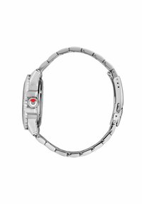 Silberne Metalluhr mit rundem Gehäuse, strukturiertem Lünette und roten Akzenten auf der Krone. Verfügt über ein Gliederarmband und einen Verschluss.