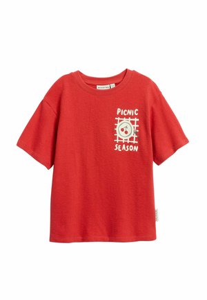 Rotes T-Shirt mit kurzen Ärmeln mit dem Schriftzug "PICNIC SEASON" und einem weißen Teller mit Kirschen und einer Gabel auf der Brust.