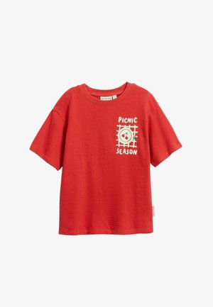 Rood T-shirt met korte mouwen met tekst "PICNIC SEASON" en een wit bord met kersen en een vork op de borst.