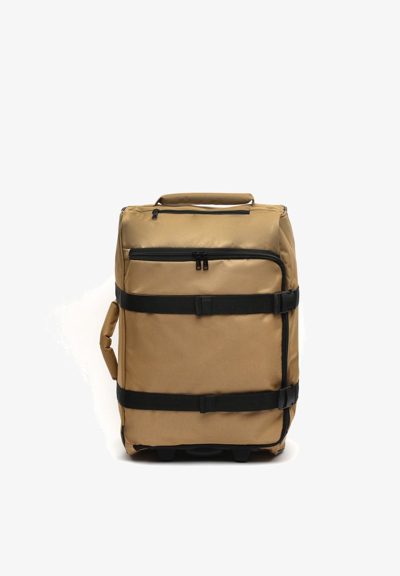 Valise à roulettes rectangulaire marron avec des sangles noires, des poignées latérales et supérieures, et des poches avant zippées sur un fond blanc.