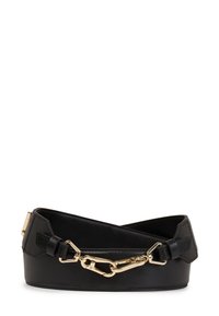 Sangle de sac en cuir noir avec quincaillerie dorée, présentant un design large et un fermoir à clip. Texture lisse et détails minimalistes.