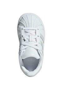 Baskets blanches en cuir avec un bout texturé, des lacets plats et trois bandes sur les côtés. Fini lisse et design minimaliste.