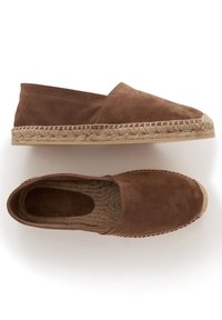Ruskean mokkanahka espadrillot, joissa on punottu jutee-pohja, tasainen muotoilu ja pyöristetty varvas. Sisällä on teksturoitu kangaspinnoite.