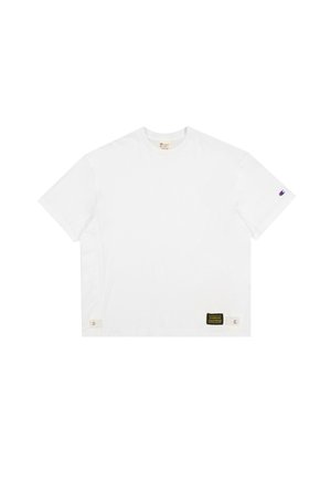 Witte katoenen t-shirt met een ronde hals, korte mouwen en een label aan de linksonderkant met zwarte tekst op een gele achtergrond.