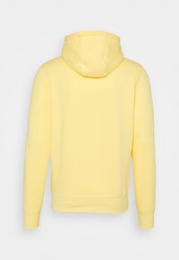 Sudadera con capucha amarilla, mezcla de algodón, textura suave, corte casual, puños y dobladillo acanalados, sin logotipos ni patrones visibles, vista trasera lisa.