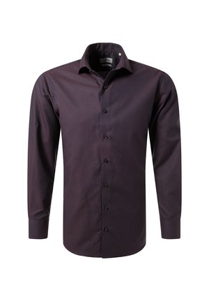 Dunkelviolettes langärmliges Herrenhemd mit Knopfleiste, Kentkragen und Knopfmanschetten auf weißem Hintergrund.