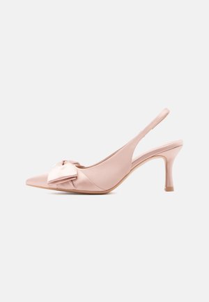 Lyserød slingback højhælet sko med spids tå og dekorativ sløjfe foran, vist i profil på en ensfarvet baggrund.