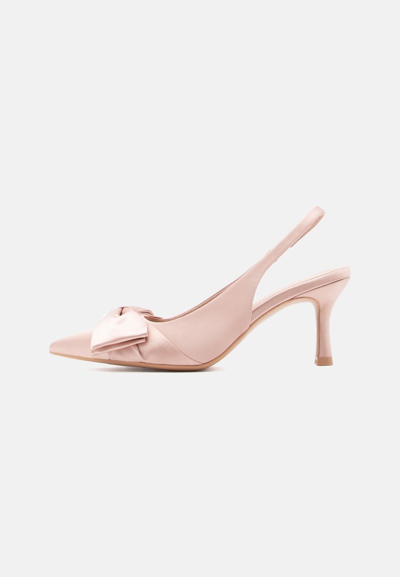 Chaussure à talon haut slingback rose clair avec bout pointu et nœud décoratif à l'avant, vue de profil sur fond uni.