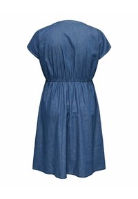 Kék farmer rövid ujjú ruha, szűkített derékkal és térd hosszúságú szoknyával, hátulról fehér háttéren bemutatva.