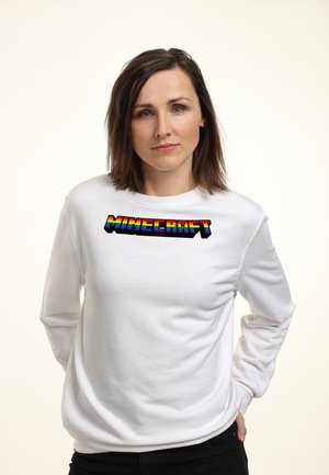 Biała długosleeve'owa bluza z kolorowym logo "Minecraft" na froncie. Gładka faktura materiału i luźny krój.