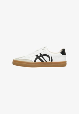Sneaker bianco basso con design curvo nero sul lato, punta beige, linguetta nera sul tallone, lacci bianchi e suola in gomma color gomma.