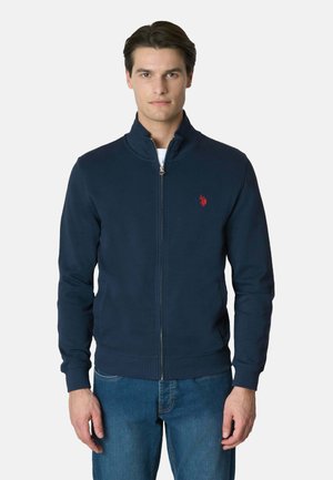 Felpa navy con zip in tessuto morbido, dotata di colletto alto, polsini a coste e un piccolo logo rosso sul petto.