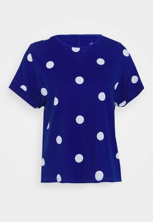 Granatowy t-shirt wykonany z miękkiego materiału, ozdobiony dużymi białymi kropkami, z krótkimi rękawami i okrągłym dekoltem.