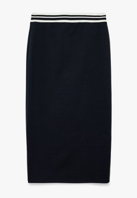 Marineblauwe kokerrok van zachte stof, met een elastische tailleband in zwart en wit gestreept, en een rechte snit zonder versieringen.