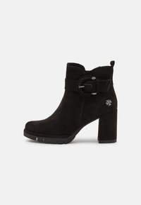Botas de tobillo de ante negro con un tacón grueso, detalles trenzados, un acento de hebilla redonda y una suela de goma texturizada.