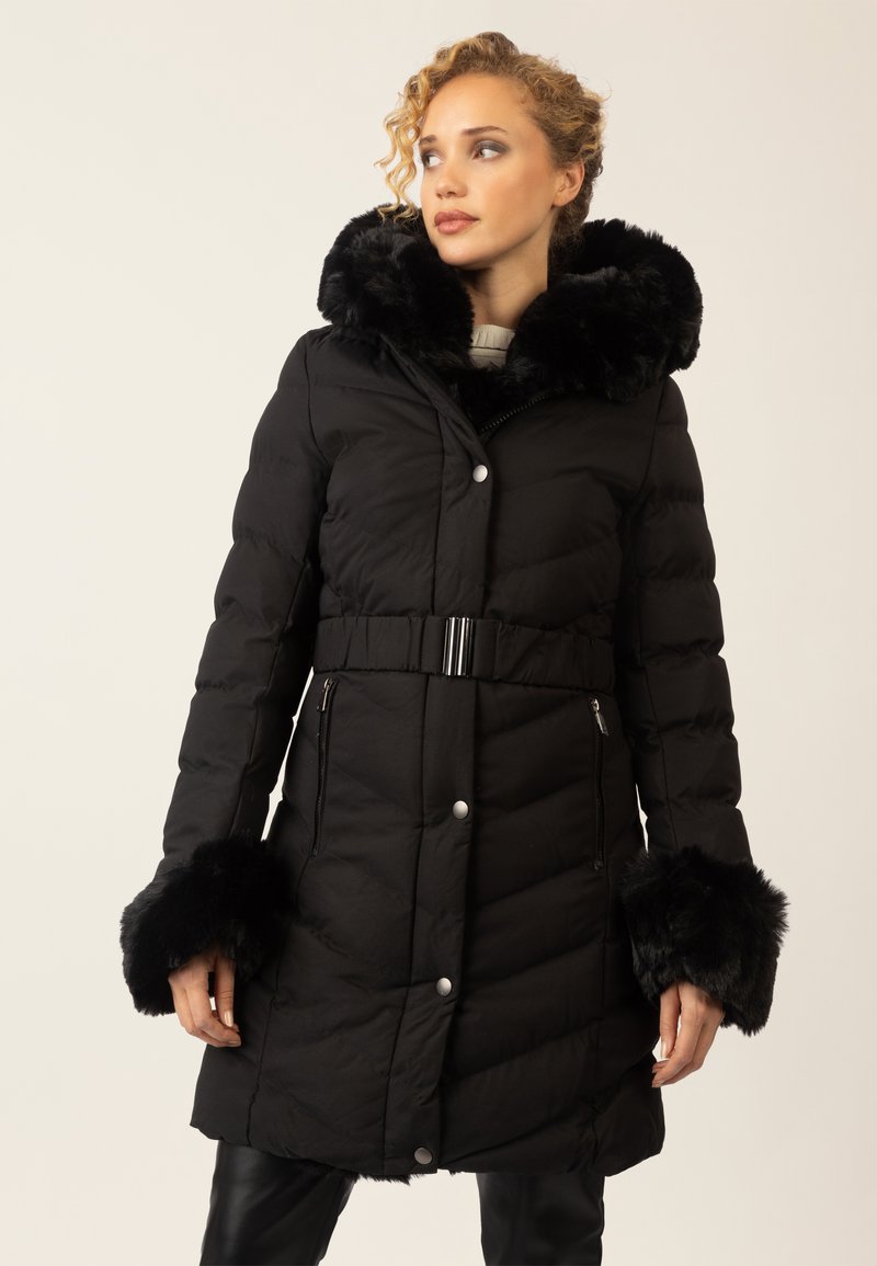 Schwarze Daunenjacke mit einem mit Fell gefütterten Kapuze und Taschen, mit einem Gürtel in der Taille, gestepptem Design und silbernen Druckknöpfen.