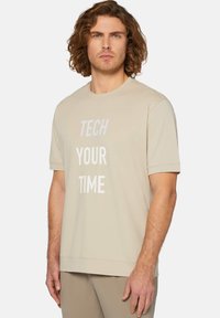 Boggi Milano PERFORMANCE - Triko s potiskem - beige