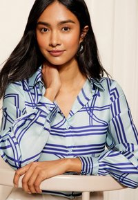 Friends Like These THROUGH-REGULAR FIT - Camicia - blue geo print