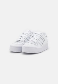 adidas Originals FORUM BOLD STRIPES  - Sportbačiai - footwear white