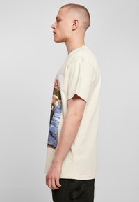 Upscale by Mister Tee T-shirts med print - sand