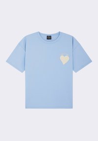 Blauwe katoenen T-shirt met korte mouwen, ronde hals, voorzien van een gestructureerde witte hartpatch op de linkerkant van de borst met merktekst.