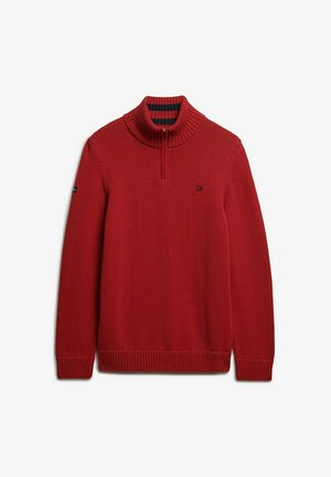 Rode gebreide pullovertrui met hoge kraag, ritsluiting, ribgebreide boorden en onderrand, voorzien van een klein logo op de borst.