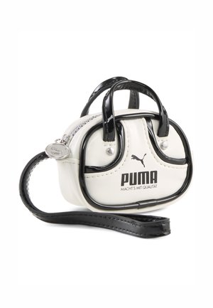 Mała biała i czarna torebka na nadgarstek Puma z podwójnymi uchwytami, zamkiem błyskawicznym oraz odpinanym paskiem na nadgarstek z ozdobnym suwakiem z logo.