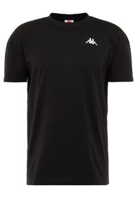 Černé bavlněné tričko s kulatým výstřihem, krátkými rukávy a malým bílým logem tištěným na levé hrudi. Hladká textura, standardní střih.