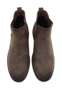 Hnědé semišové kotníkové boty s kulatou špičkou, elastickými bočními panely a poutky. Mají kontrastní šití a plochou gumovou podrážku.