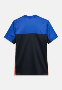 Αθλητική μπλούζα με κοντά μανίκια, μπλε επάνω μέρος, μαύρο κάτω μέρος και πορτοκαλί πλαϊνές πινακίδες, εμφανιζόμενη από πίσω σε λευκό φόντο.