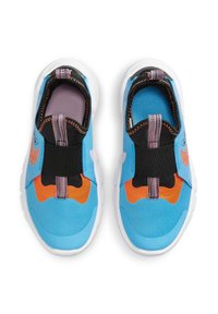 Sneakers blu slipp-on con una fascia elastica nera, accenti arancioni e viola, e una parte superiore in tessuto strutturato. Suola in gomma bianca.