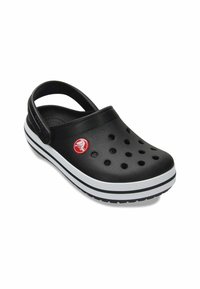 Zwarte klompen met een wit en zwart gestreepte zool, gemaakt van een gestructureerd rubber, voorzien van ventilatiegaten, een verstelbare hielband en een rood logo.