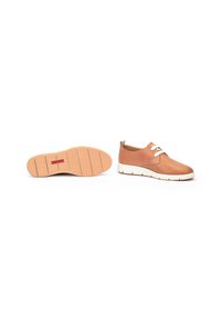 Zapatillas de cuero marrón con suelas de goma blanca. Presentan un diseño de cordones, punta redondeada y superficie texturizada. La suela tiene patrones de agarre.