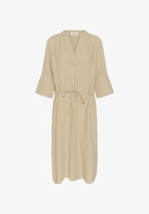 Vestido beige hasta la rodilla con escote en V, mangas 3/4 y cintura con cordón ajustable.