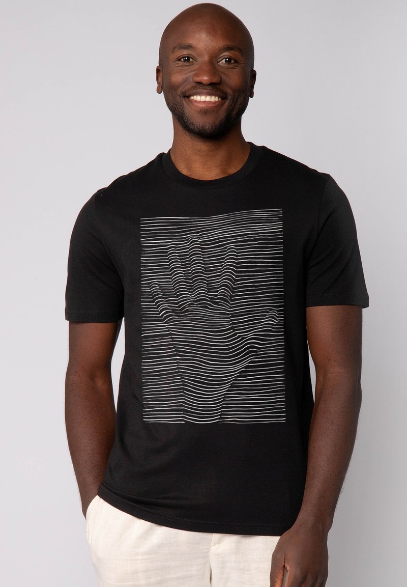 Schwarz, kurzärmliges T-Shirt mit einem grauen, handgezeichneten Motiv aus horizontalen Linien. Weicher Stoff mit Rundkragen.
