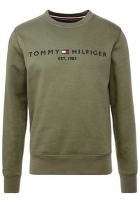 Sudadera verde oliva con cuello redondo, que presenta un logo bordado de "TOMMY HILFIGER" y "EST. 1985" en color marino, con puños y dobladillo acanalados.