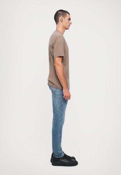 Emporio Armani POCKETS PANT - Karcsúsított farmerek - medium blue denim