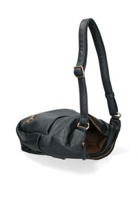 Borsa a spalla in pelle nera con finitura testurizzata, tracolla regolabile, dettagli in metallo dorato e apertura con zip che rivela un interno beige.