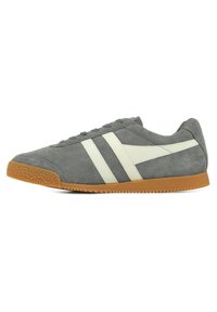 Sneaker in camoscio grigio con strisce diagonali bianche, suola in gomma, punta rotonda e lacci piatti, con tomaia testurizzata per una migliore aderenza.