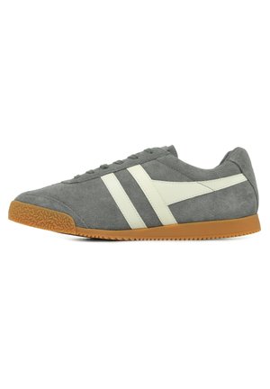 Sneaker in camoscio grigio con strisce diagonali bianche, suola in gomma, punta rotonda e lacci piatti, con tomaia testurizzata per una migliore aderenza.