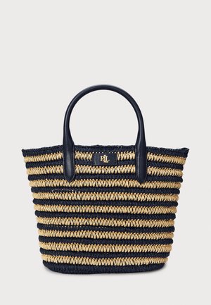 Sac fourre-tout en paille tissée avec des rayures alternées bleu marine et or, des poignées en cuir et un accent de logo doré à l'avant.